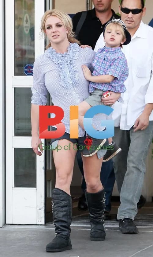 Britney Spears and Son at Toys R Us, Calif.