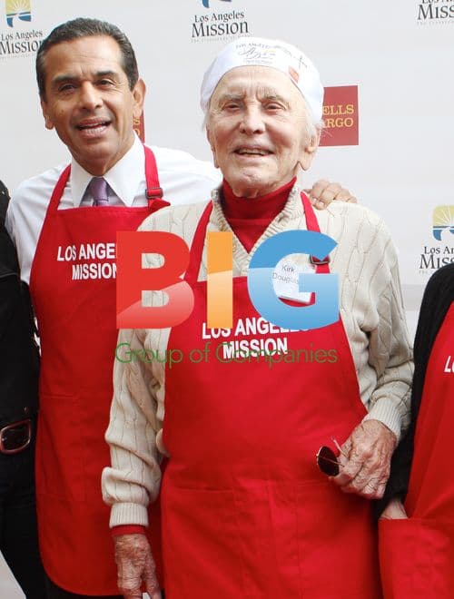 Kirk Douglas and Mayor Villaraigosa at Thanksgiving Feast