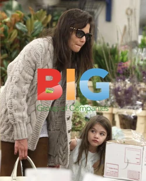 Katie Holmes and Suri Buy Flowers