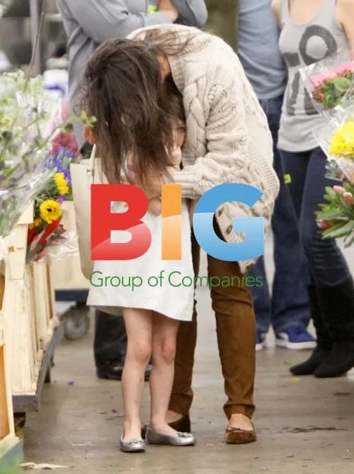 Katie Holmes and Suri Flower Shopping