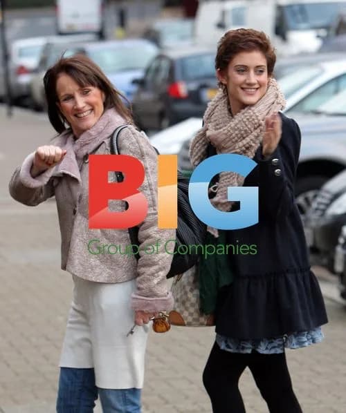 Katie Waissel Spotted at Lunch with Mom in London