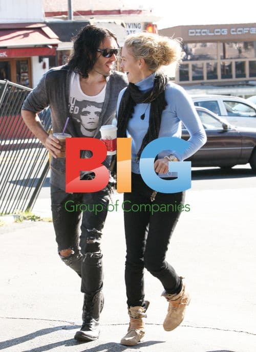 Russell Brand Meets Friends at Cafe