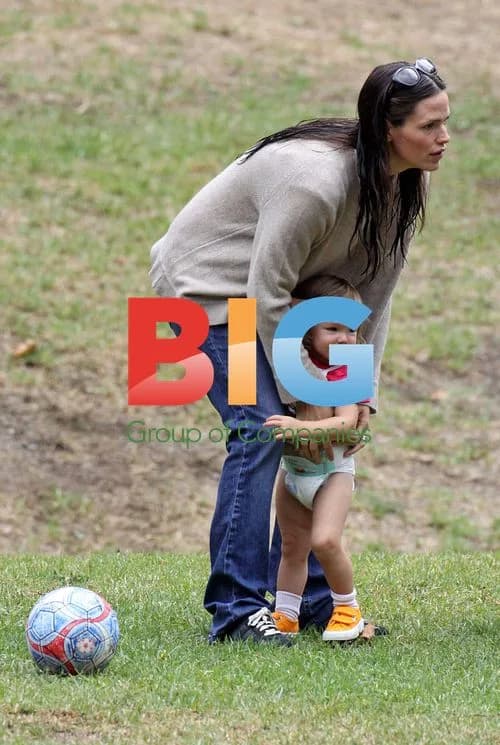 Jennifer Garner Takes Daughters to Soccer