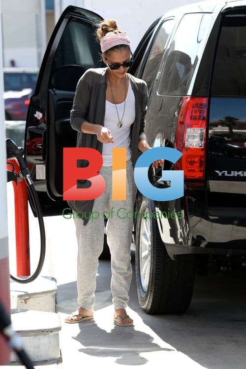 Jessica Alba pumps gas in LA