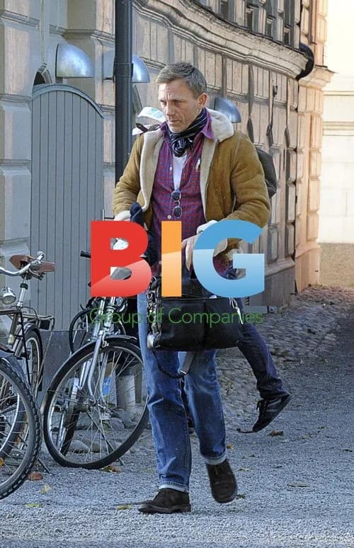 Daniel Craig Shopping at Computer Store