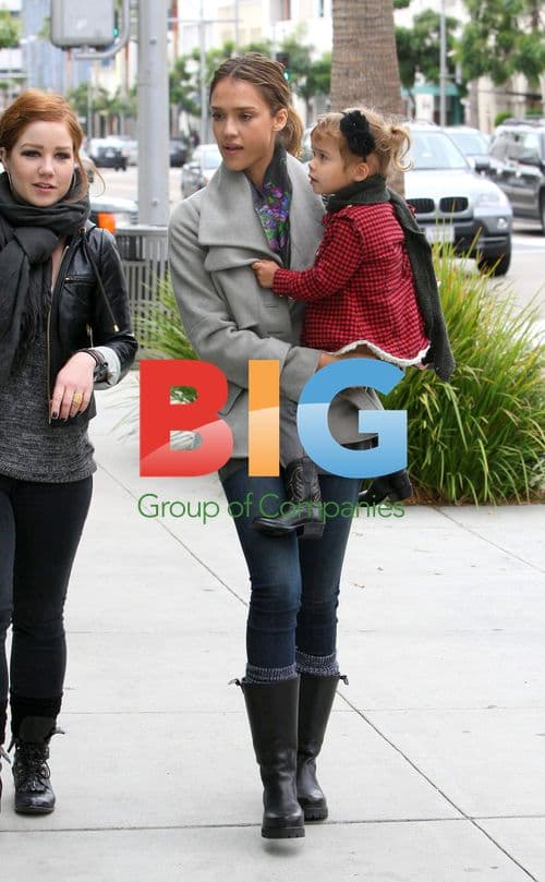 Jessica Alba Leaves Breakfast, Goes to Best Buy