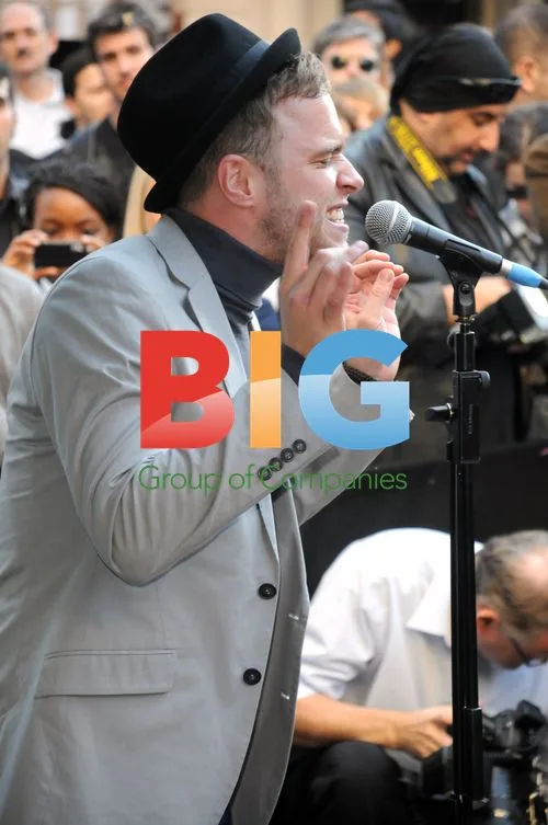 Olly Murs Busking in London