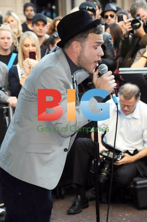 Olly Murs Busking in London