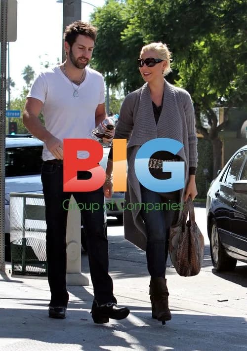Katherine Heigl and Josh Kelley grab food