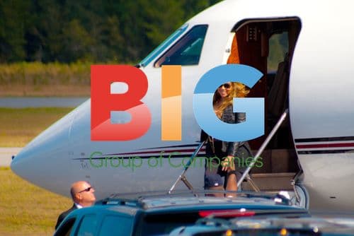 Mariah Carey arrives at Crestview airport