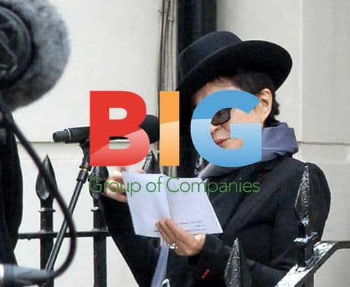 Yoko Ono unveils Lennon plaque