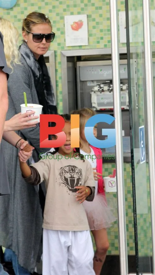 Heidi Klum Gets Yogurt With Kids