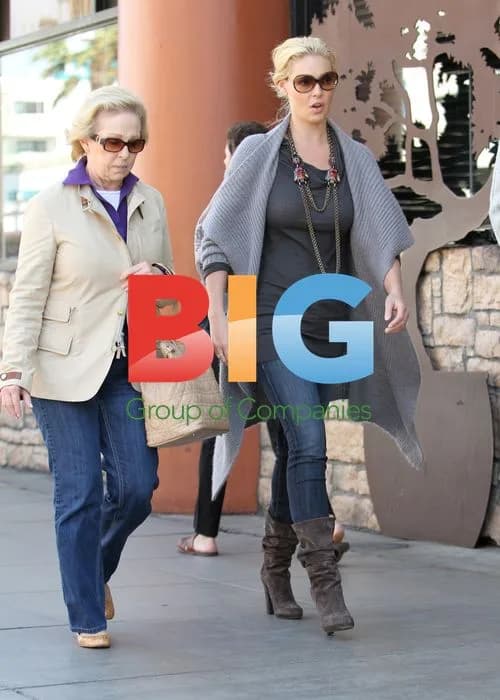 Katherine Heigl shops with family