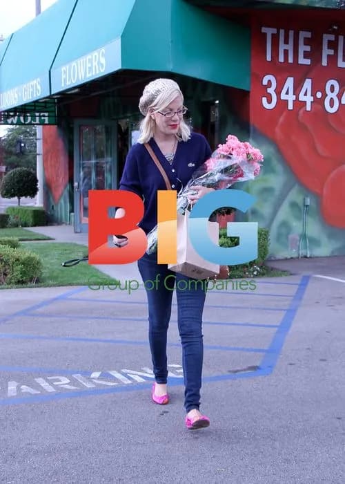 Tori Spelling at Florist in Encino