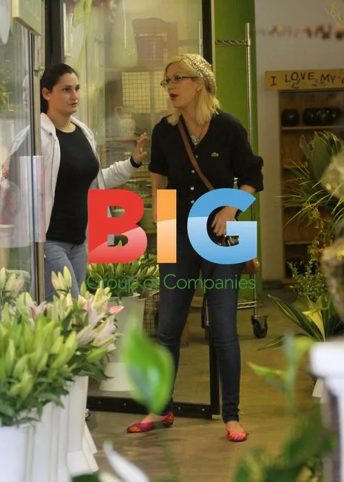 Tori Spelling at Florist in Encino