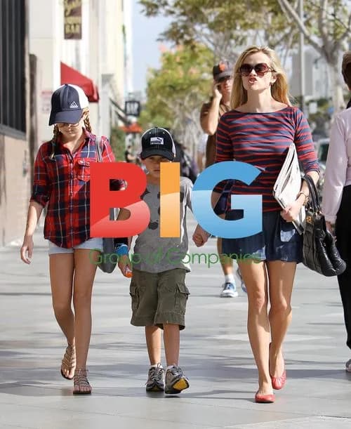 Reese Witherspoon Shopping with Kids