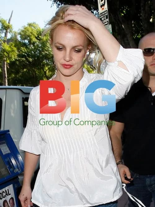 Britney Spears Dining at Corner Bakery
