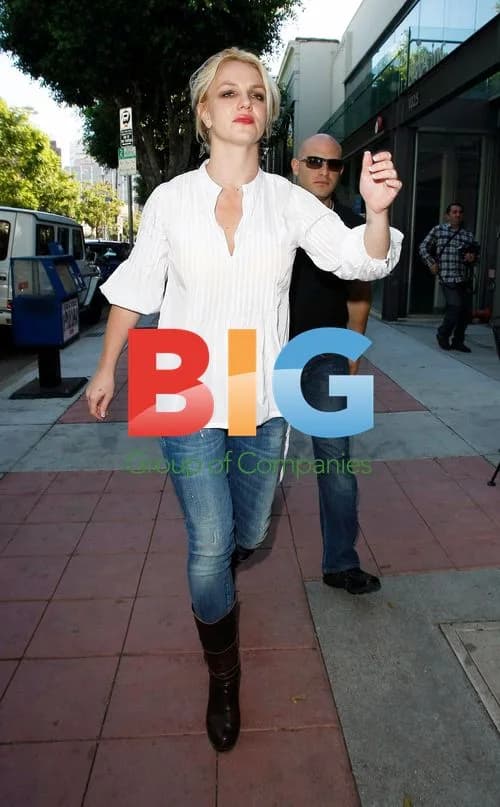 Britney Spears Dines at Corner Bakery