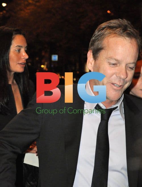 Kiefer Sutherland Meets Women in Paris