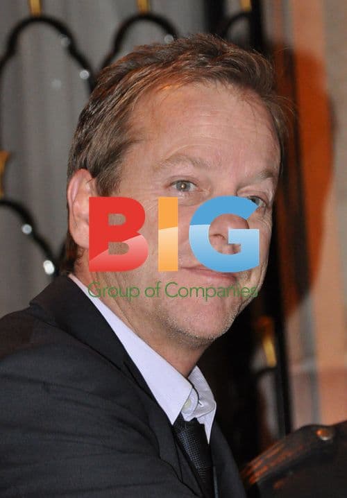 Kiefer Sutherland Meets Women in Paris