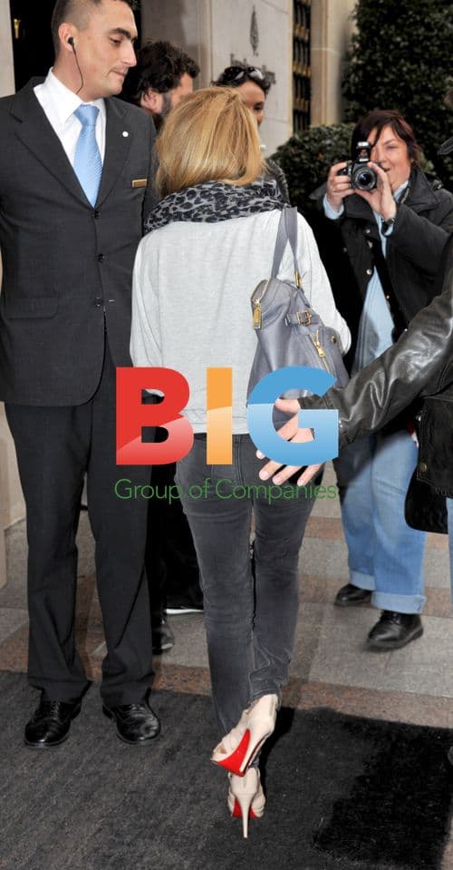 Kylie Minogue Arrives in Paris