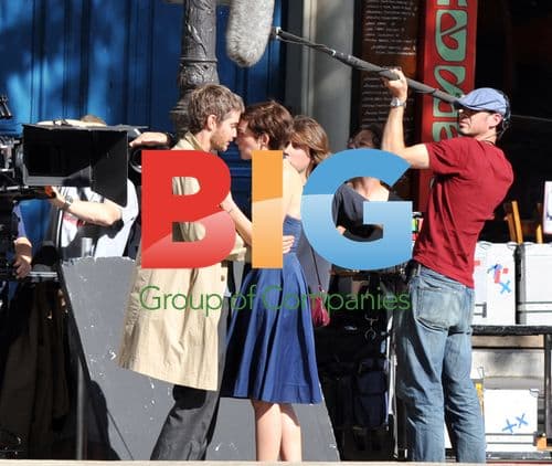 Hathaway and Sturgess on "One Day" set in Paris