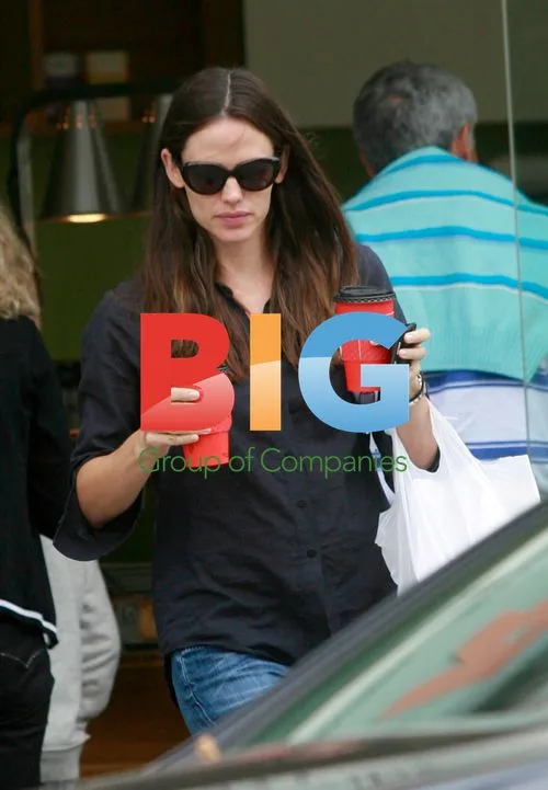Jennifer Garner Grabs Coffee