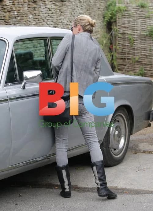 Kate Moss Leaving Pub