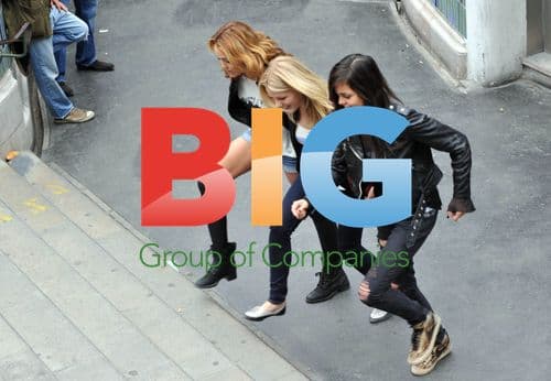 Miley Cyrus and Ashley Greene filming new movie scene in Paris