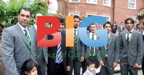 Veena Malik with Pakistan Cricket Team