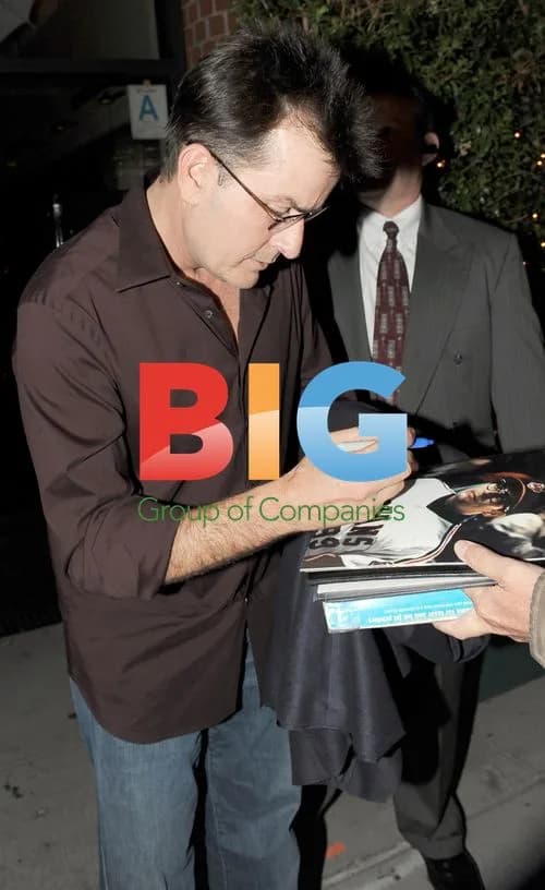 Charlie Sheen Leaves Restaurant
