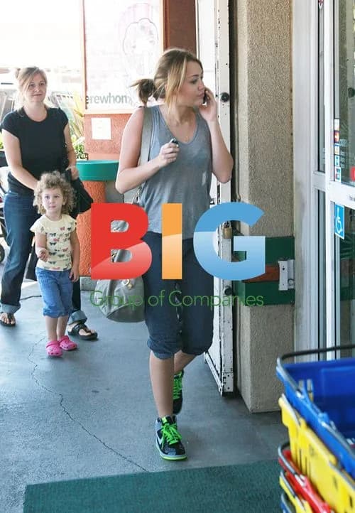 Miley Cyrus Shops at Whole Foods