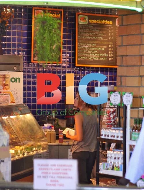 Miley Cyrus grabs deli sandwiches