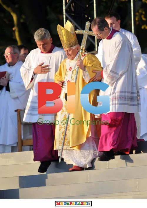 Crowds Gather for Pope's Arrival in Glasgow