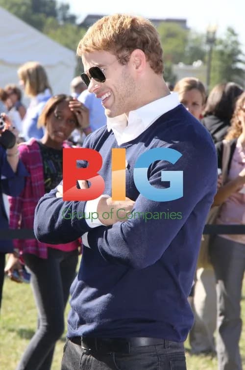 Kellan Lutz Applies Chapstick at DC Event