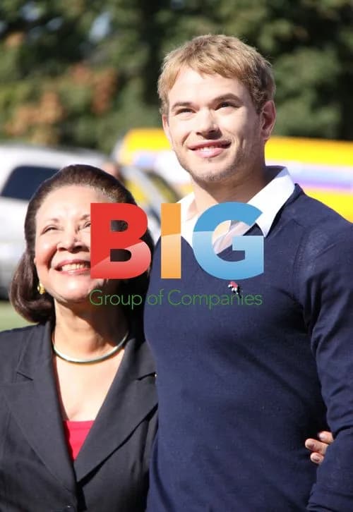 Kellan Lutz Applies Chapstick at Event