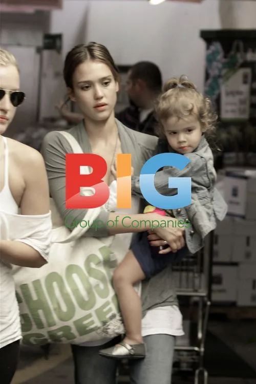 Jessica Alba shops with daughter Honor