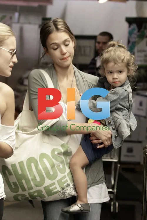 Jessica Alba and daughter shopping