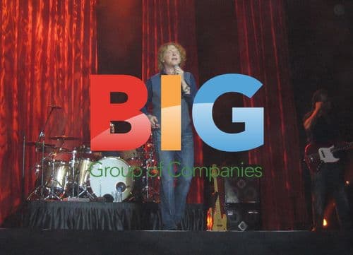 Mick Hucknall of Simply Red Performs