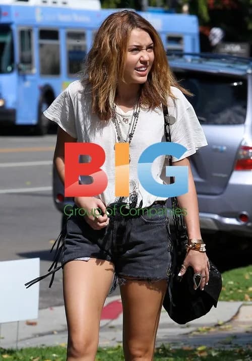 Miley Cyrus visits sorority