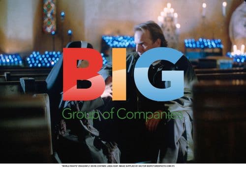 Kevin Costner and Linda Hunt in "Dragonfly"