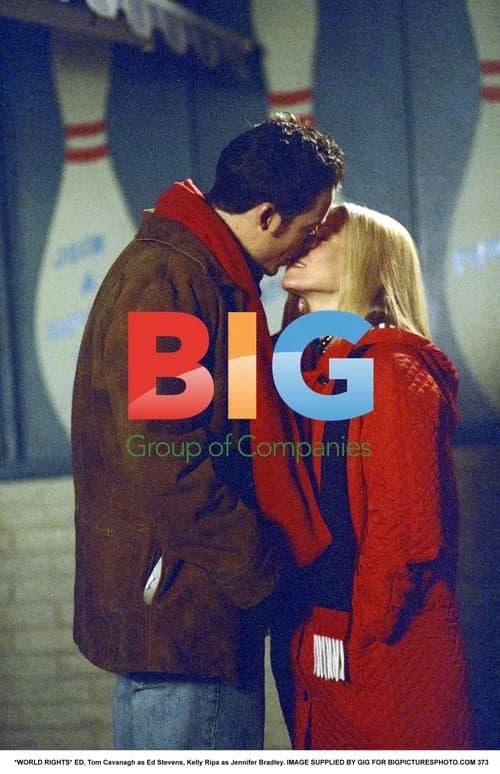 Tom Cavanagh and Kelly Ripa on the Set of 'Ed'
