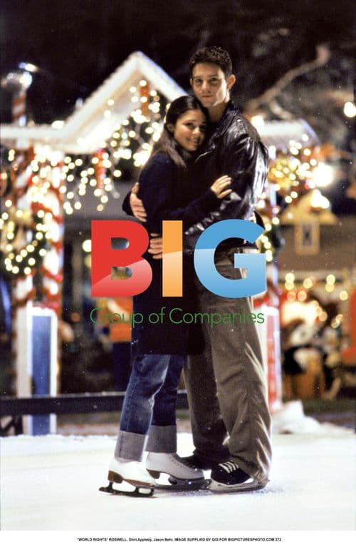 Shiri Appleby and Jason Behr in Roswell