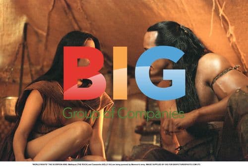 THE SCORPION KING still: Mathayus and Cassandra pursued