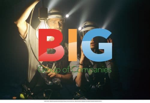 Gerard Butler and Frances O'Connor in "Timeline"