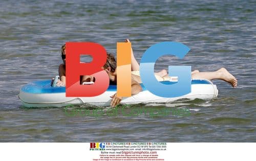 Nicolette Sheridan and Michael Bolton get cozy in Hawaii