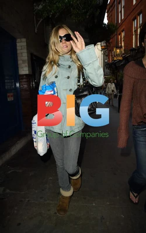 Sienna Miller throws crisps at paparazzi