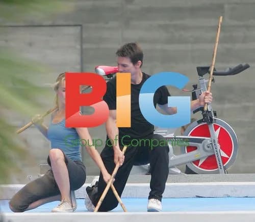 Tom Cruise and Keri Russel filming MI3