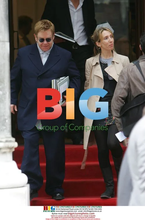 Elton John leaves Royal Academy of Art