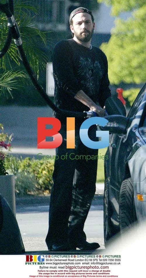 Jennifer Garner and Ben Affleck stop for coffee and gas